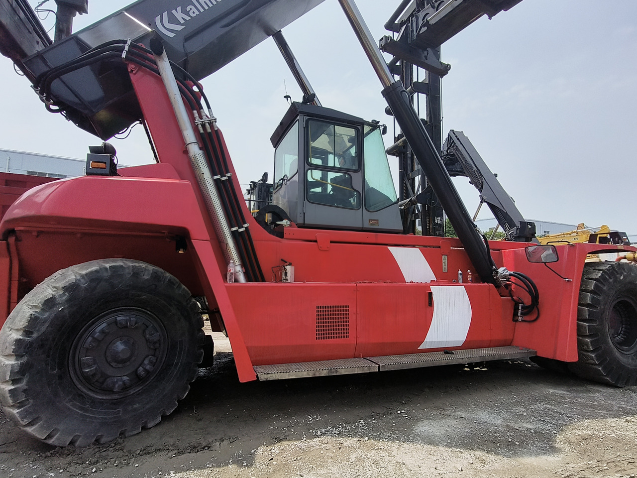 Maquinaria de construcción kalmar DRF450 container reach stacker: foto 6